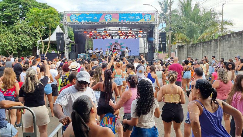 CarnaPraia 2025 atrai 7,5 mil foliões à Orla da Praia dos Namorados