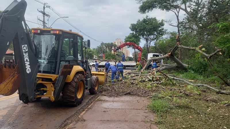 Prefeitura atua na limpeza de áreas atingidas pelas chuvas em Americana