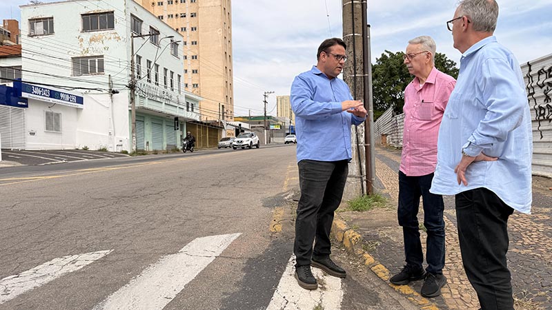 Prefeito Chico anuncia início das obras do Asfalto Novo na Rua Fernando Camargo