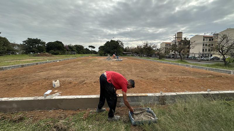 Prefeitura inicia construção de campo de futebol society no Mário Covas