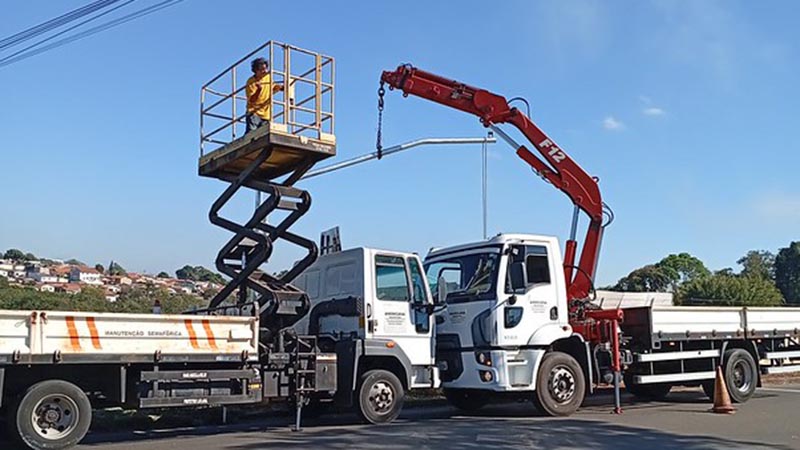  Prefeitura avança na instalação de semáforos na Avenida Europa