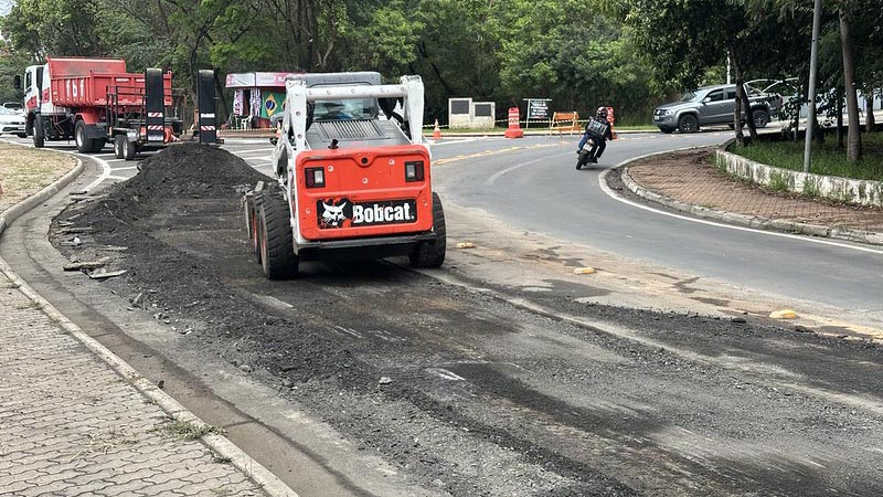Prefeitura realiza mini recape na Av. Bandeirantes e limpeza de áreas afetadas por alagamento