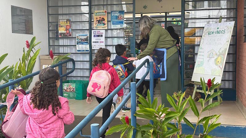 Casa da Agricultura recebe 44 crianças da creche Caic e da escola Casa da Criança Maíra