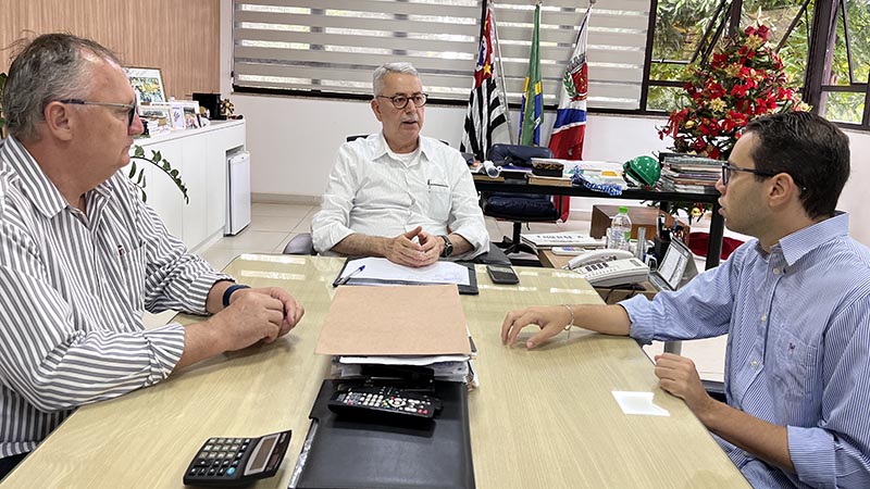 Prefeito Chico assina decreto que fixa o piso salarial dos professores em Americana
