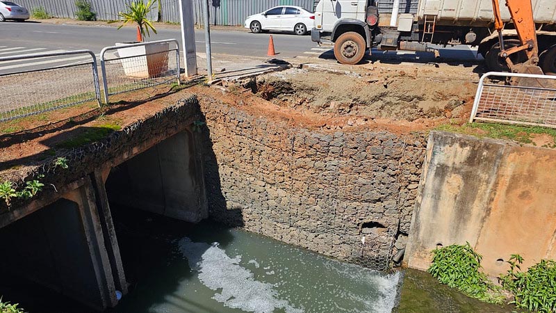 Obra de reparo e manutenção em galeria pluvial segue na Avenida Brasil até a próxima semana