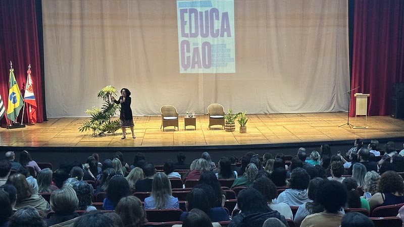 Palestra de Viviane Mosé reúne mais de 520 educadores na 34ª Semana da Educação de Americana