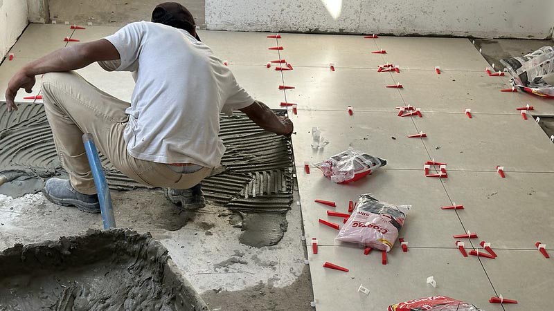 Novo espaço do programa Mamãe Nenê recebe instalação do piso