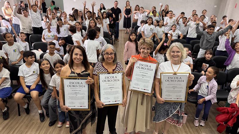 Prefeito Chico entrega Prêmio Excelência Educacional de alfabetização a quatro escolas