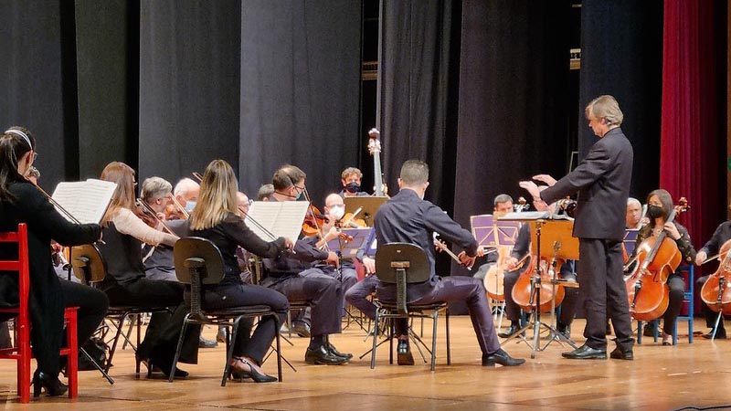Orquestra de Americana tem noite de intercâmbio musical com regente alemão e solista brasileiro