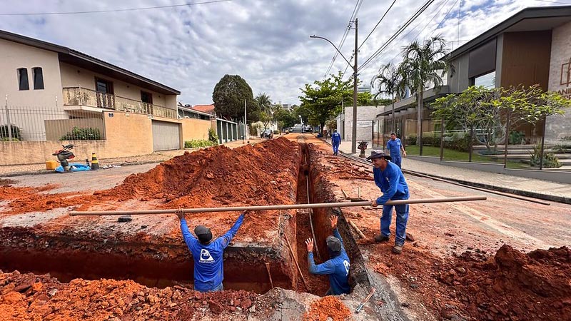 DAE troca rede antiga de água para melhorar abastecimento na Rua Chile