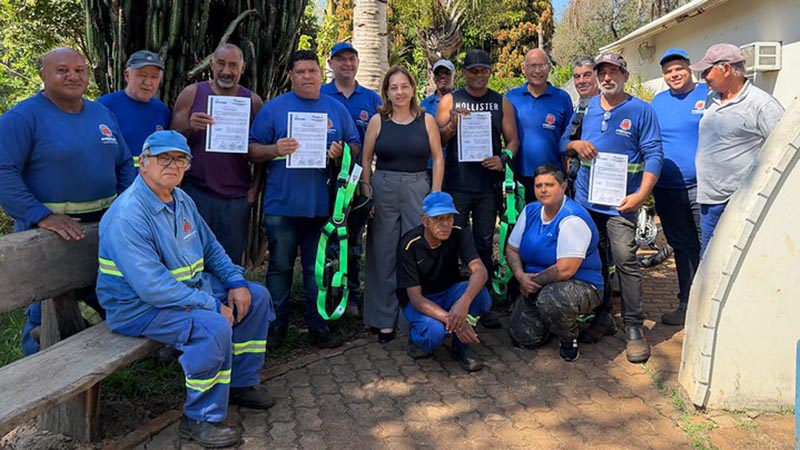  Prefeitura entrega certificados de NR-35 e novos EPIs a servidores da equipe de poda de árvores