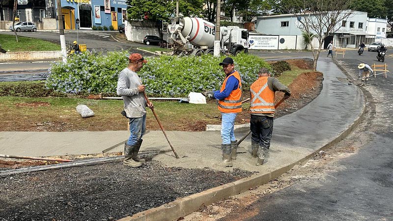 Obras no Viaduto Centenário avançam com construção de calçada