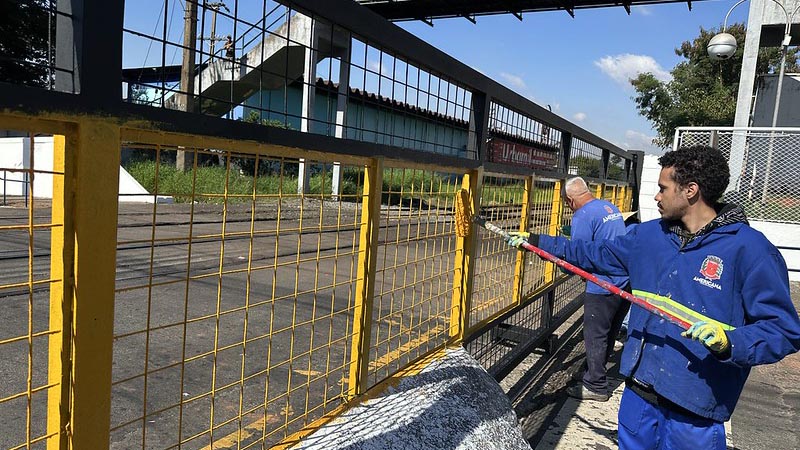 Prefeitura executa revitalização da pintura da porteira da linha férrea