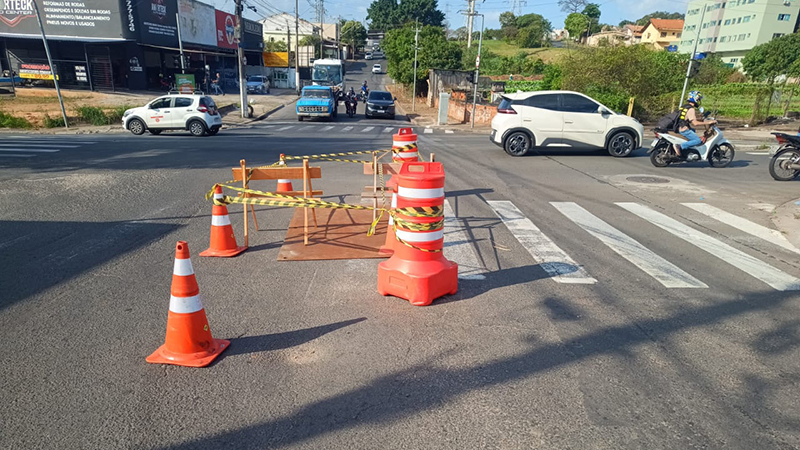 Prefeitura realiza manutenção na Avenida Europa com a São Jerônimo e interdita trecho