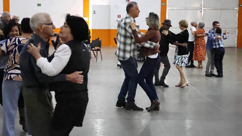 Baile da Melhor Idade volta ao CIVI nesta quarta-feira