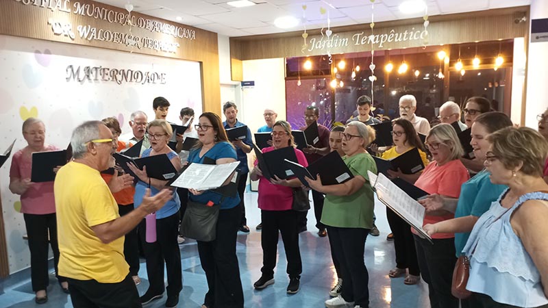 Coral de voluntários presta tributo aos médicos do Hospital Municipal