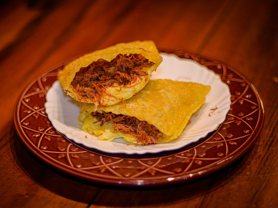 Pastel de Carne Seca com Queijo